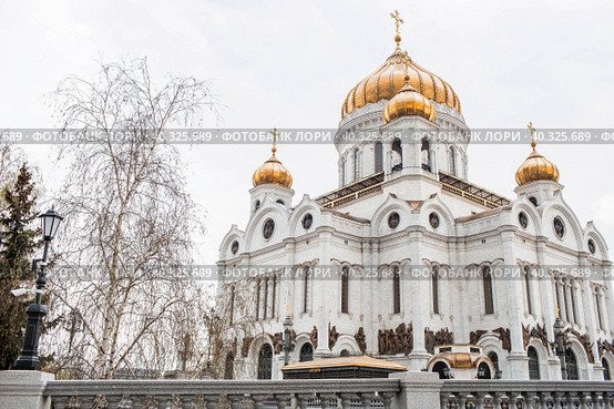 The Russian Orthodox Cathedral is the Cathedral of Christ the Savior in Moscow on a spring day. Russian Federation, Moscow. (2023 год). Редакционное фото, фотограф Photojuli / Фотобанк Лори