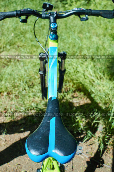 The saddle, handlebar and frame of a mountain bike. Cycling, close-up. Стоковое фото, фотограф Наталия Кирсанова / Фотобанк Лори