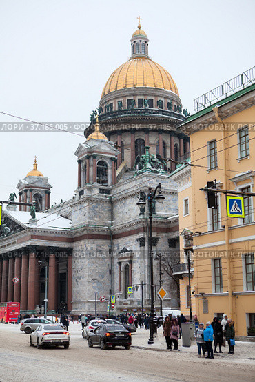 The Saint Isaac's Cathedral or Isaakievskiy Sobor at winter season. It is a large architectural landmark cathedral in city. Saint-Petersburg, Russia (2022 год). Редакционное фото, фотограф Кекяляйнен Андрей / Фотобанк Лори