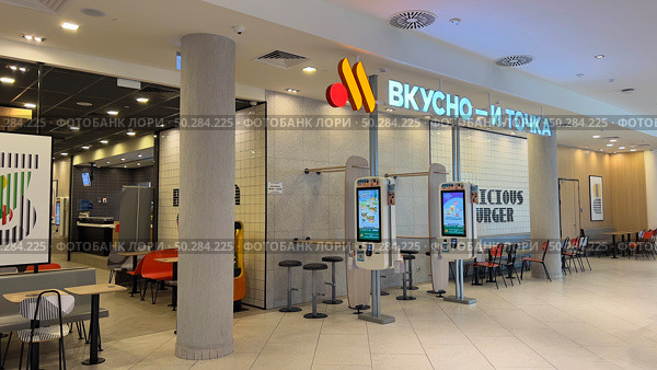 The showcase of the restaurant "DELICIOUS" in the morning hours after opening. Russia. Moscow. 22.06.25. Редакционное фото, фотограф Ярославский Максим / Фотобанк Лори