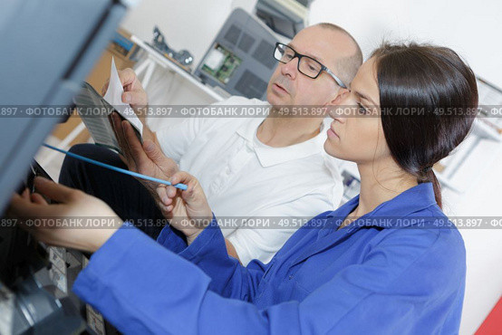 the technicians testing electrical appliance. Стоковое фото, агентство Ingram Publishing / Фотобанк Лори