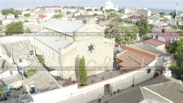 the territory of the Synagogue is fenced with a strong stone fence. Стоковое видео, видеограф Aleksandr Sulimov / Фотобанк Лори