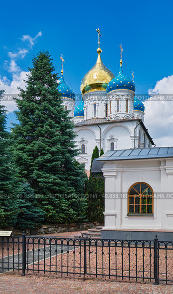 The Transfiguration Cathedral and the Church of St. Roman the Melodist with the tomb of the Romanov boyars, 17th century, Novospassky Stavropegic Monastery, landmark (2024 год). Стоковое фото, фотограф Алексей Голованов / Фотобанк Лори