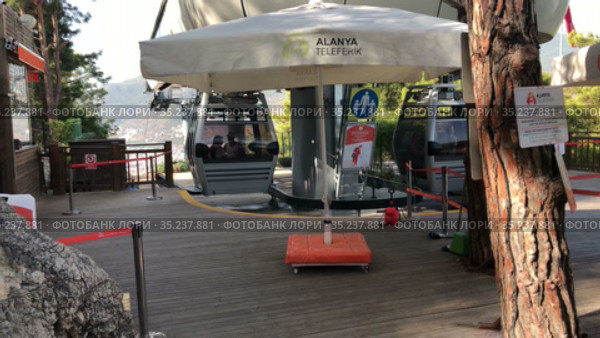 The upper point of the Alanya Cable Car. The cable car reaching upto the historical Alanya Castle. It is 300m high with a 900m line length. Turkey (2021 год). Редакционное видео, видеограф Кекяляйнен Андрей / Фотобанк Лори