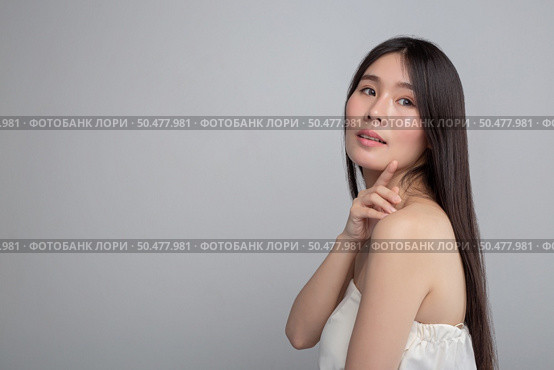 The woman wore a white strapless dress and hands rested on her shoulders. Стоковое фото, агентство Ingram Publishing / Фотобанк Лори