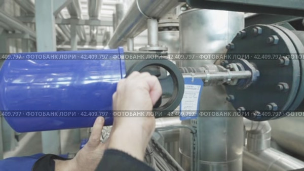 The worker's hands block the valves. Стоковое видео, видеограф Потийко Сергей / Фотобанк Лори