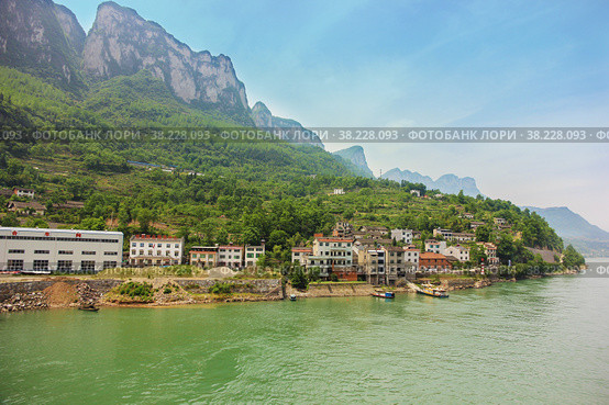 The Yangtze River, Yichang City District, Hubei Province, China. Город Ичан на реке Янцзы, Китай (2015 год). Редакционное фото, фотограф Римма Тельнова / Фотобанк Лори