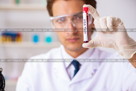 The young handsome lab assistant testing blood samples in hospital. Стоковое фото, фотограф Elnur / Фотобанк Лори
