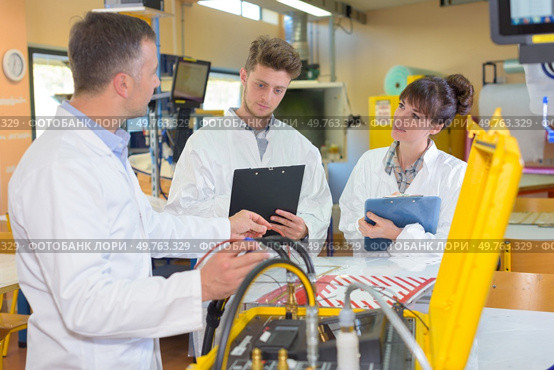 the young mechanical engineers in class. Стоковое фото, агентство Ingram Publishing / Фотобанк Лори