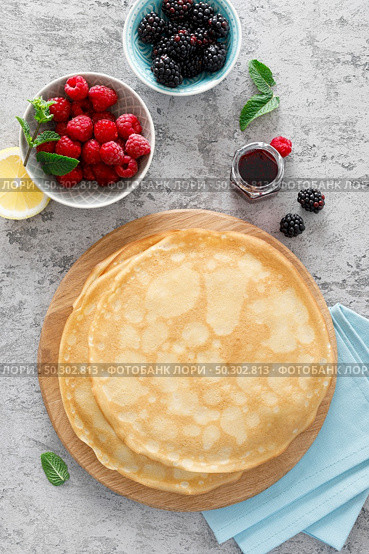 Thin crepes with fresh berries and lemon zest. Pancakes with raspberry and blackberry. Стоковое фото, агентство Ingram Publishing / Фотобанк Лори