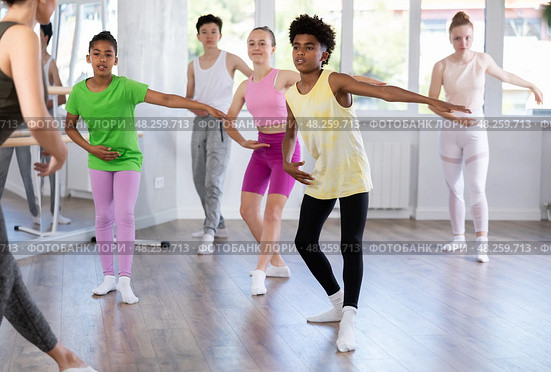Thin teenage boy practicing ballet positions standing in row with others. Стоковое фото, фотограф Яков Филимонов / Фотобанк Лори