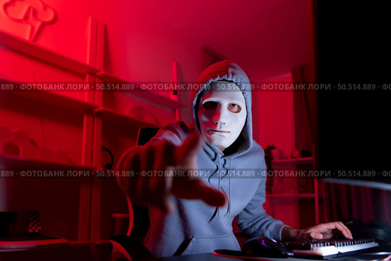 This is the face of a hacker who is knowledgeable with operating systems and other programs. He will exploit flaws and breach the computer system to cause damage. Стоковое фото, агентство Ingram Publishing / Фотобанк Лори