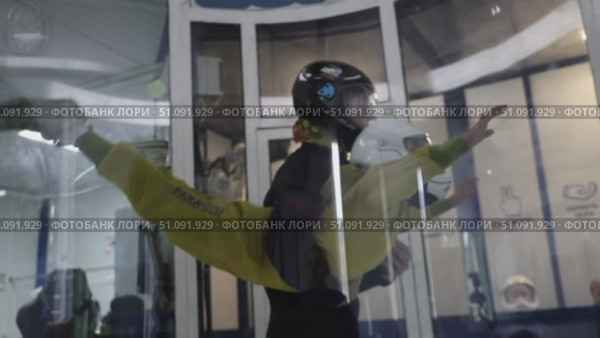This is the first time a small child has flown in an aerotube with an instructor. Стоковое видео, видеограф German Zvyagin / Фотобанк Лори