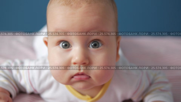 Thoughtful baby looking attentevly to the camera. Close up portrait. Стоковое видео, видеограф Павел Котельников / Фотобанк Лори