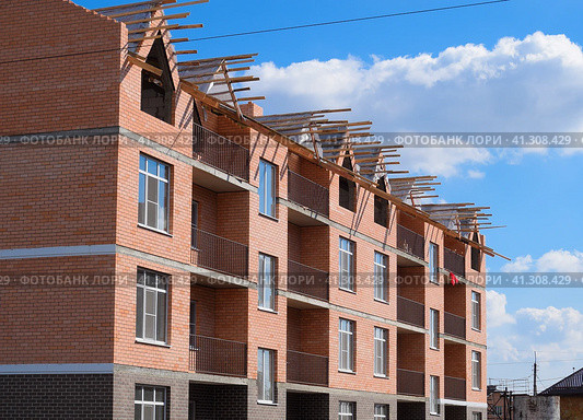three-storey brick apartment building under construction. Share building. Стоковое фото, фотограф Леонид Еремейчук / Фотобанк Лори