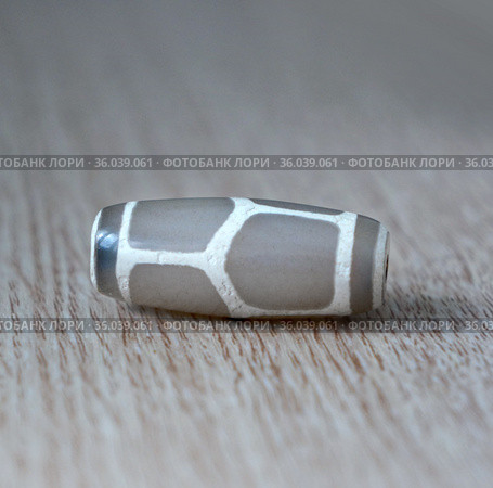 Tibetan Dzi natural bead / Бусина Дзи Черепаший панцырь. Стоковое фото, фотограф ElenArt / Фотобанк Лори