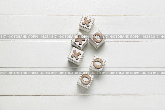 Tic-tac-toe game on white wooden background. Стоковое фото, фотограф Pixel_shot / Фотобанк Лори