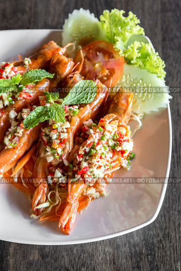 Tiger prawn spicy salad, thai sefood groumet cuisine. Стоковое фото, агентство Ingram Publishing / Фотобанк Лори