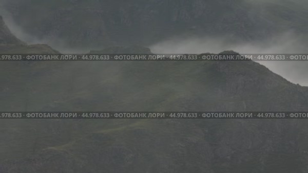 Time-lapse video of morning mist in the Altai mountains. Fog is floating over the slopes of mountain ridges. Zoom effect. Стоковое видео, видеограф Сергей Пристяжнюк (Serg Zastavkin) / Фотобанк Лори