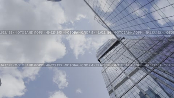 Timelapse of an urban skyscape against the backdrop of a tall skyscraper. Стоковое видео, видеограф Ярославский Максим / Фотобанк Лори