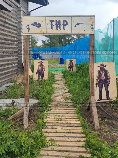 Тир на улице с фигурами бандитов в стиле дикий запад. Shooting gallery on the street with figures of bandits. 在街上拍摄画廊与土匪的数字。 Редакционное фото, фотограф Денис Баданин / Фотобанк Лори