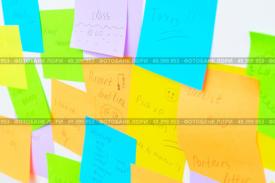 To do list - multicolored task notes close up on view on white wall. To do lists. Стоковое фото, агентство Ingram Publishing / Фотобанк Лори