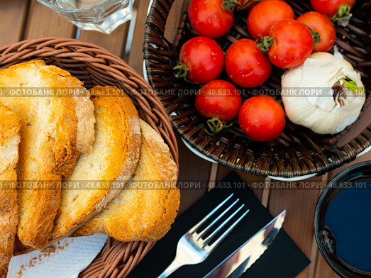 Toasted bread, tomatoes and garlic for Pan con tomate. Стоковое фото, фотограф Яков Филимонов / Фотобанк Лори