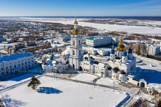 Тобольск зимой. Тобольский кремль - самая большая каменная крепость в Сибири. Вид с воздуха. Tobolsk in winter. Tobolsk Kremlin - the sole stone fortress in Siberia. Aerial view. (2022 год). Редакционное фото, фотограф Евгений Романов / Фотобанк Лори