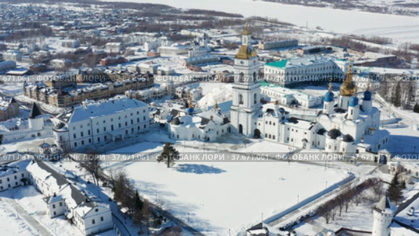 Тобольск зимой. Тобольский кремль - самая большая каменная крепость в Сибири. Вид с воздуха. Tobolsk in winter. Tobolsk Kremlin - the sole stone fortress in Siberia. Aerial view. (2022 год). Редакционное видео, видеограф Евгений Романов / Фотобанк Лори