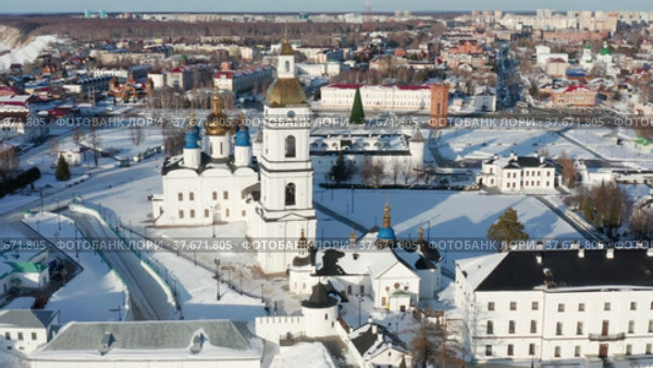Тобольск зимой. Тобольский кремль - самая большая каменная крепость в Сибири. Вид с воздуха. Tobolsk in winter. Tobolsk Kremlin - the sole stone fortress in Siberia. Aerial view. (2022 год). Редакционное видео, видеограф Евгений Романов / Фотобанк Лори