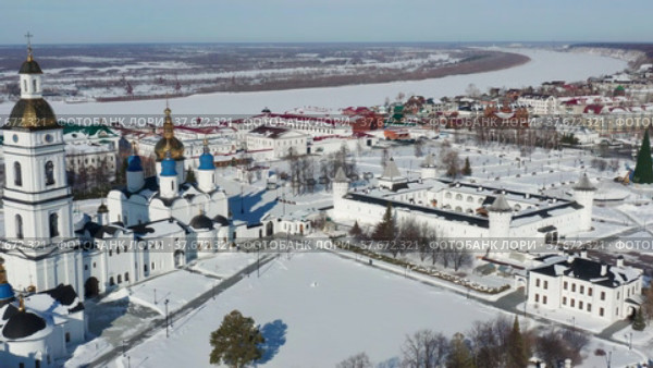 Тобольск зимой. Тобольский кремль - самая большая каменная крепость в Сибири. Вид с воздуха. Tobolsk in winter. Tobolsk Kremlin - the sole stone fortress in Siberia. Aerial view. (2022 год). Редакционное видео, видеограф Евгений Романов / Фотобанк Лори