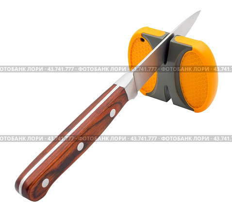 Точило и нож на белом фоне. A sharpener and a knife on a white background. Стоковое фото, фотограф Татьяна Д / Фотобанк Лори