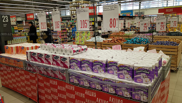 Toilet paper for sale in a supermarket during the coronavirus epidemic (2020 год). Редакционное фото, фотограф Анна Кривицкая / Фотобанк Лори