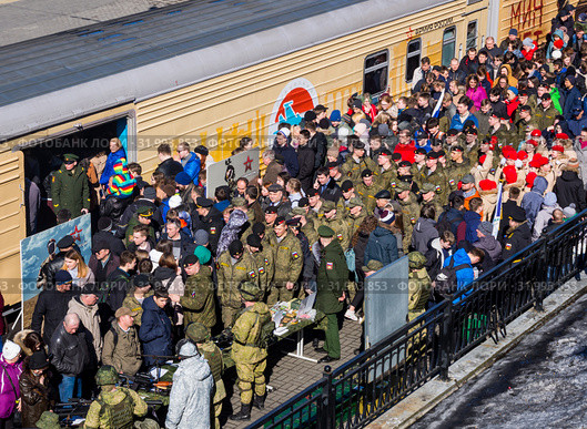 Толпа людей у передвижного выставочного комплекса "Сирийский перелом" (2019 год). Редакционное фото, фотограф Вячеслав Палес / Фотобанк Лори