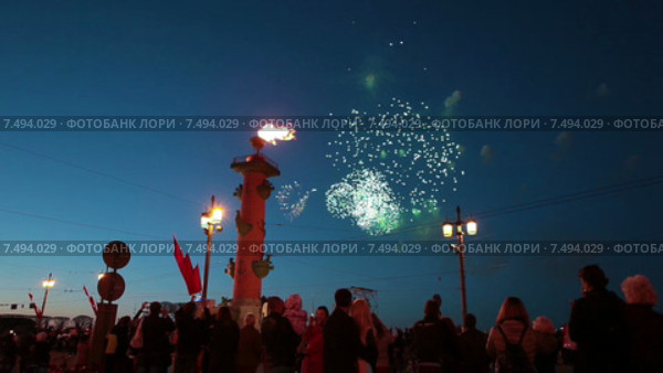 Толпы народу на салюте в Санкт-Петербурге в честь годовщины Дня Победы. Вид со стрелки Васильевского острова (2015 год). Редакционное видео, видеограф Кекяляйнен Андрей / Фотобанк Лори
