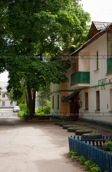 Тольятти. Улица Республиканская. Двор старого дома (2010 год). Стоковое фото, фотограф Алексей Потапов / Фотобанк Лори