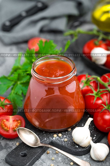 Tomato paste and fresh tomatoes, tomatos puree. Стоковое фото, агентство Ingram Publishing / Фотобанк Лори