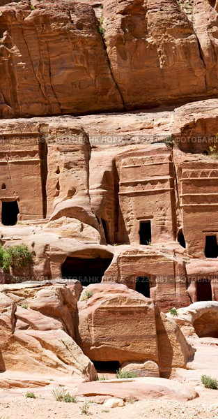 tomb in the antique site of petra in jordan the beautiful wonder of the world. Стоковое фото, агентство Ingram Publishing / Фотобанк Лори