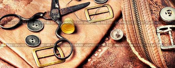 Tools for leather craft. Working tools and cut out pieces of leather. Стоковое фото, агентство Ingram Publishing / Фотобанк Лори