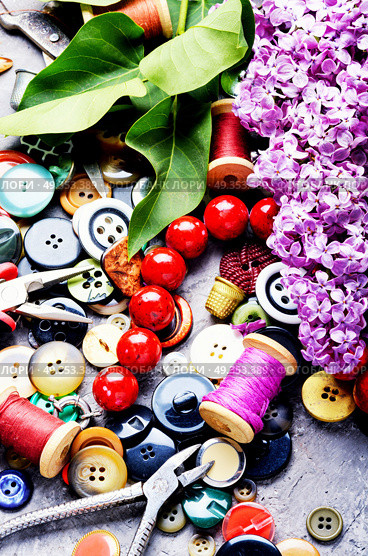 Tools for needlework and lilac branch. Collection of various sewing button,threads and scissors.Sewing accessories. Стоковое фото, агентство Ingram Publishing / Фотобанк Лори