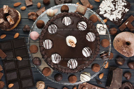 top view chocolate cake with chocolate stuff. Стоковое фото, агентство Ingram Publishing / Фотобанк Лори