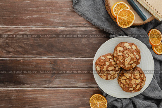 top view cookie plates dried lemon slices with copy space. Стоковое фото, агентство Ingram Publishing / Фотобанк Лори