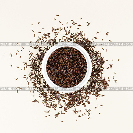 top view dark chocolate jimmies bowl. Стоковое фото, агентство Ingram Publishing / Фотобанк Лори