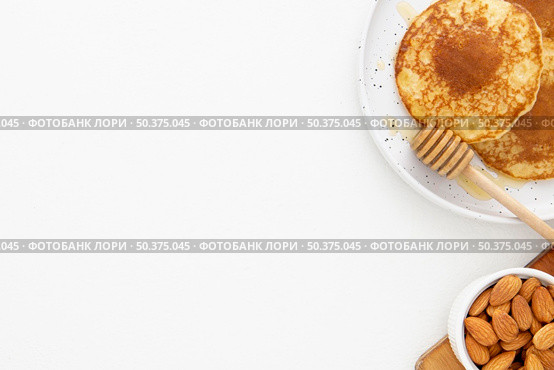top view delicious crepes with honey copy space. Стоковое фото, агентство Ingram Publishing / Фотобанк Лори
