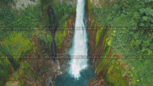 Top view of Catarata del Toro waterfall crashing into canyon basin in Costa Rica. Стоковое видео, видеограф Ольга Сухарева / Фотобанк Лори