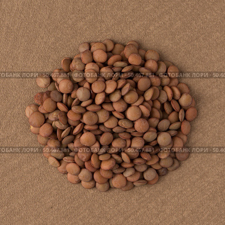Top view of circle of lentils against brown vinyl background. Стоковое фото, агентство Ingram Publishing / Фотобанк Лори