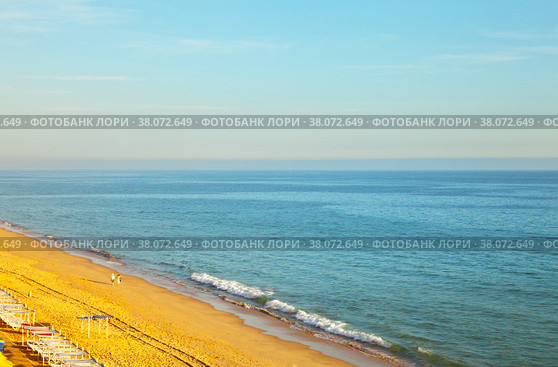 Top view of the beautiful Praia da Falésia beach with sun beds at the shallow sandy seashore. Vilamoura, Algarve, Portugal. Natural background. Summer holiday by the sea (2012 год). Стоковое фото, фотограф Виктория Катьянова / Фотобанк Лори