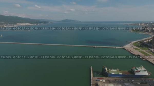 Top view of the marina and quay of Novorossiysk. Urban landscape of the port city. Стоковое видео, видеограф Леонид Еремейчук / Фотобанк Лори