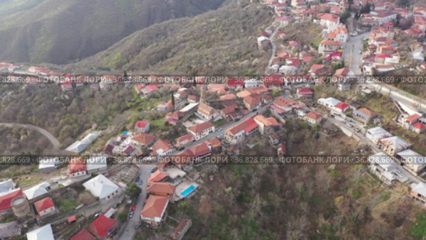 Top view of the small tourist town of Sighnaghi, located on the slope of a cliff in the eastern part of the country of Georgia. Стоковое видео, видеограф Яков Филимонов / Фотобанк Лори