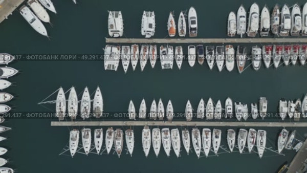 Top view on yacht boats in marina. Стоковое видео, видеограф Михаил Коханчиков / Фотобанк Лори